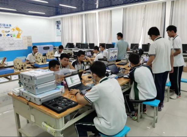 耐心交流解说科创教育对孩子归纳才能创新思维培养的重要性 耐心交流解说科创教育对孩子归纳才能创新思维培养的重要性