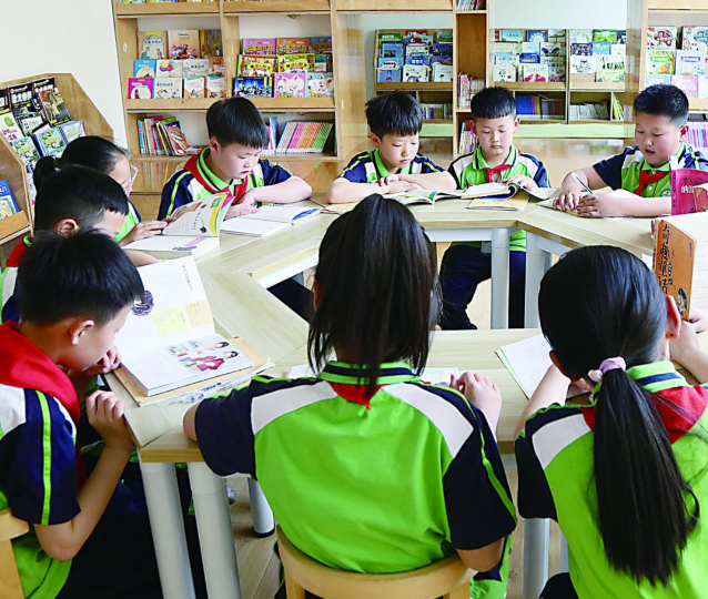依托四维阅览丛书构建课程在课堂上小学以班级读书会为载体